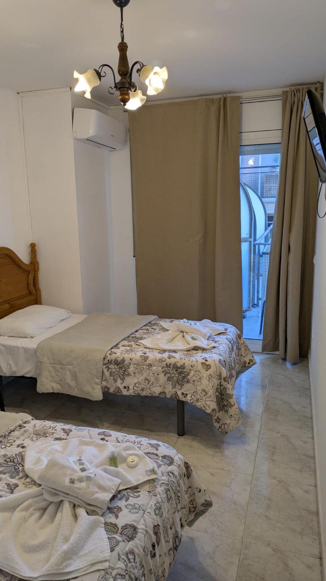 Hostal Europa Тарагона Екстериор снимка